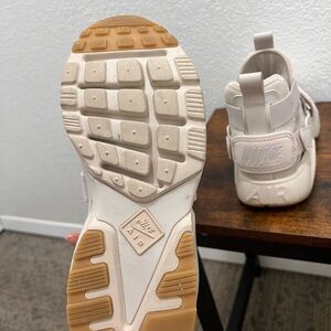 Nike Air Huarache size 9 woman’s